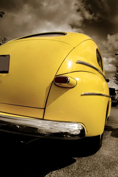 Carro clássico amarelo — Fotografia de Stock