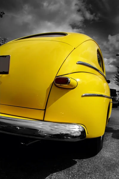 Carro clássico amarelo — Fotografia de Stock
