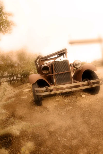 Eski model araba hurdaya — Stok fotoğraf