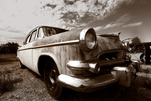 Vecchia auto classica abbandonata — Foto Stock