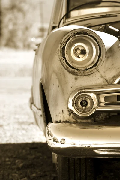 Antiguo coche abandonado —  Fotos de Stock