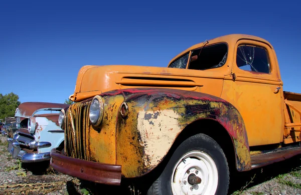 Παλιά, εγκαταλελειμμένα αυτοκίνητα — Φωτογραφία Αρχείου