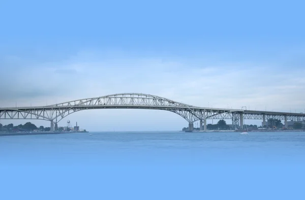 Ponte de água azul — Fotografia de Stock