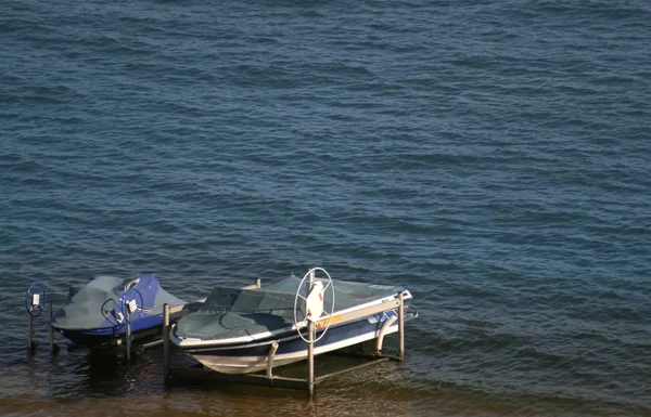 Лодки на берегу озера — стоковое фото