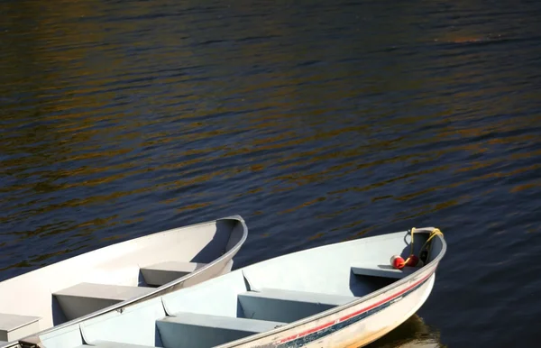 Две лодки на озере — стоковое фото