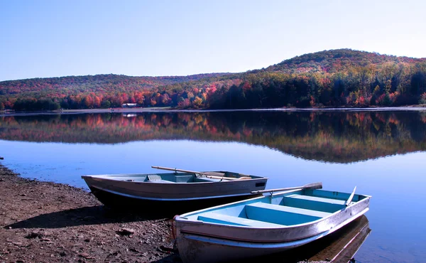Barcos na margem do lago — Fotografia de Stock