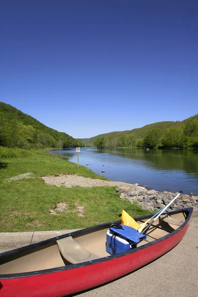 Canoe by the river shore — Stock Photo, Image