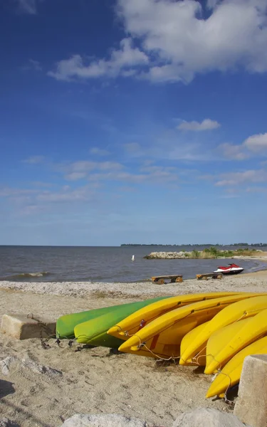 Kayaks On Shore — Stock Photo, Image