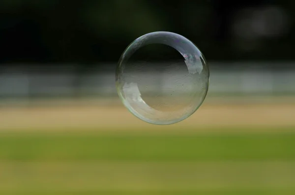 Велика блискуча мильна бульбашка — стокове фото