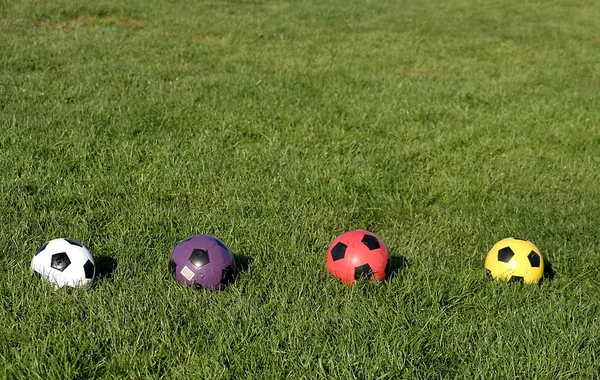 Bolas de futebol em uma fileira — Fotografia de Stock