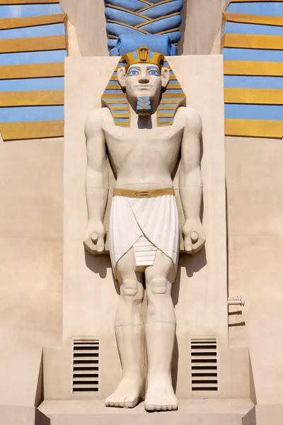 Hombre egipcio estatua bajo la esfinge — Foto de Stock