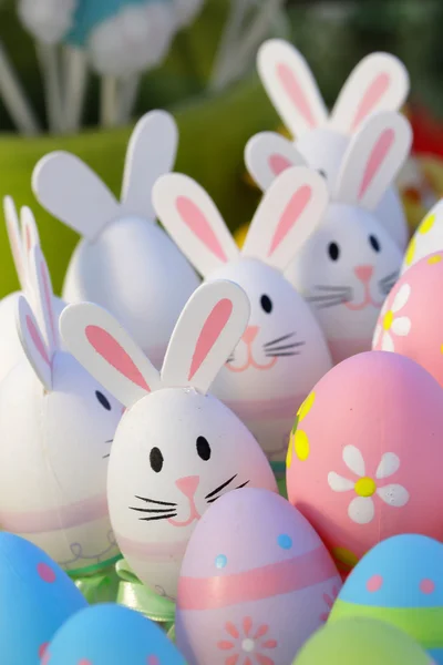 Ovos de Páscoa e brinquedos de coelho — Fotografia de Stock