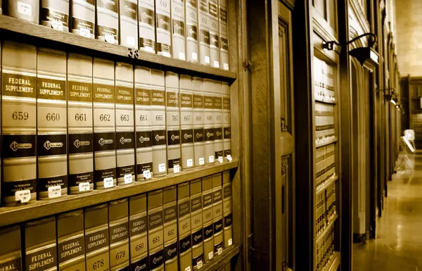Bibliothèque de livres de droit Photos De Stock Libres De Droits