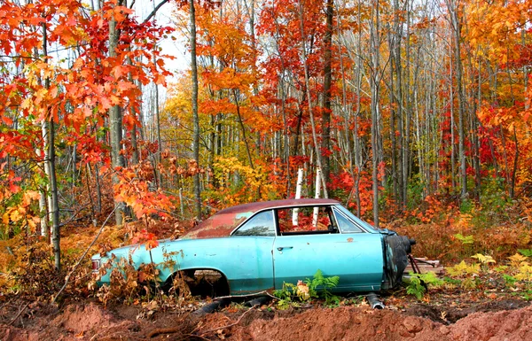 Разрушенный автомобиль — стоковое фото