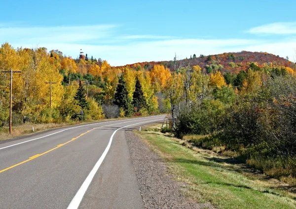 Droga przez jesień — Zdjęcie stockowe
