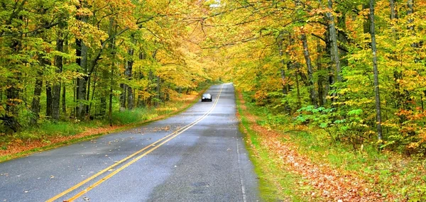 秋の風光明媚なドライブ — ストック写真