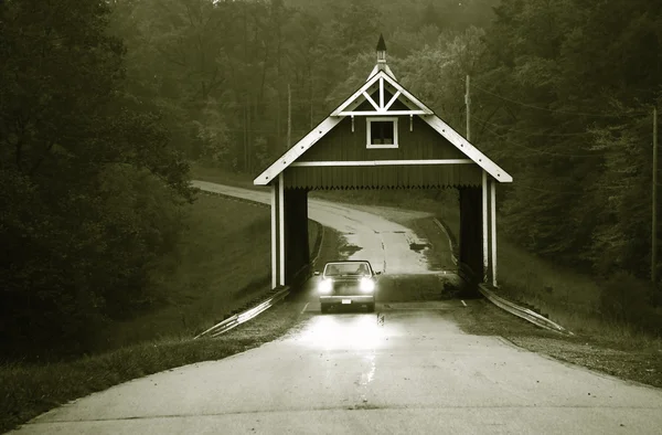 Historiska täckta bron i svart och vitt — Stockfoto
