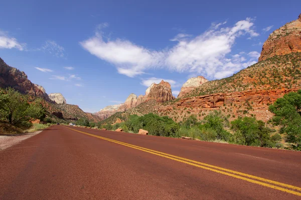 Scenic road through Zion national park — Stock Photo, Image