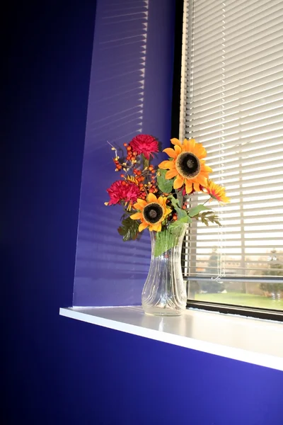 Blomvas i ett fönster — Stockfoto