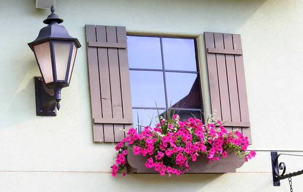 Okno w stylu europejskim — Zdjęcie stockowe