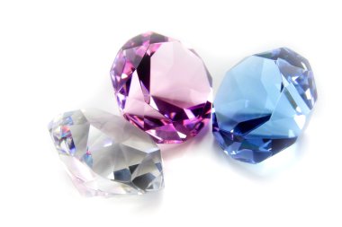 üç farklı renkli elmaslar