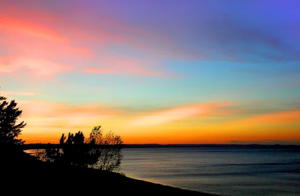 湖上的七彩天空 — 图库照片