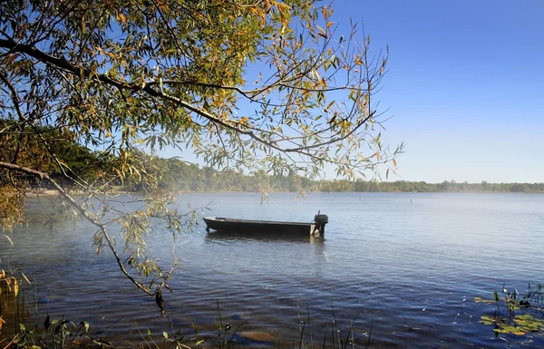 Single Boat On The Lake — Stock Photo, Image