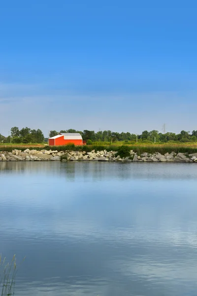 Barn by the river — Stockfoto