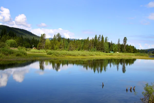 Сценическое озеро — стоковое фото