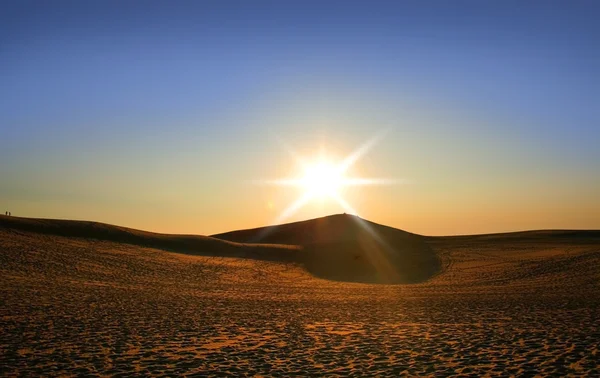 Солнце закатилось над дюнами — стоковое фото
