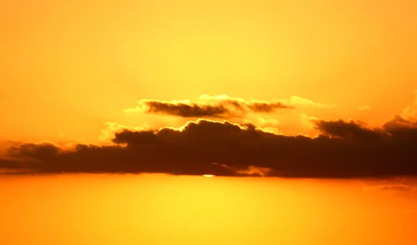 Sarı bir gökyüzü arka plan — Stok fotoğraf