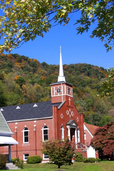 Kyrkan med rött tegel — Stockfoto