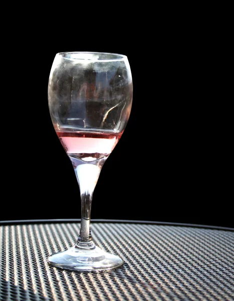 A fekete földre pohár vörösbor — Stock Fotó