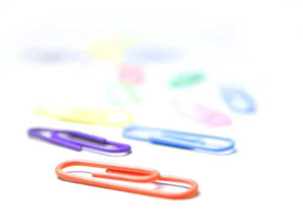 Vijf verschillende kleur jumbo paperclips — Stockfoto