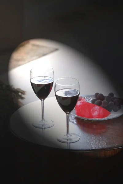Světlo se zaměřuje na dvě sklenice na víno — Stock fotografie