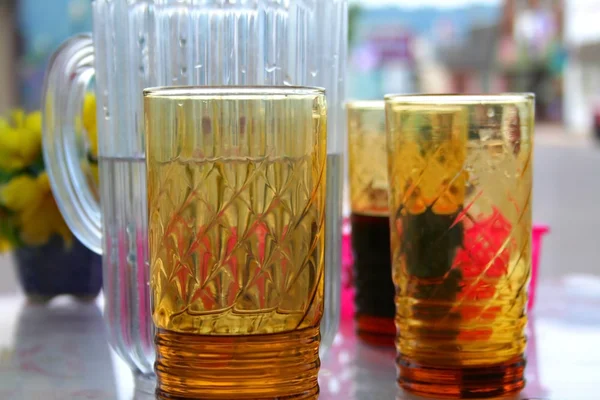 Пивні чашки та склянка для води — стокове фото