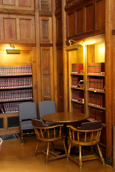 Hukuk kitap raf'ın önünde tartışma tablo — Stok fotoğraf
