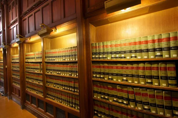 Livros de direito nas prateleiras da biblioteca — Fotografia de Stock