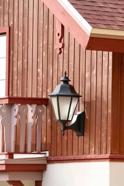 Старая лампа на стене — стоковое фото