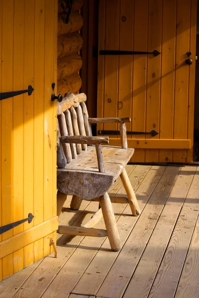 Pórtico cabina de madera — Foto de Stock