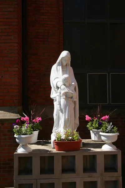 Статуя Девы Марии — стоковое фото