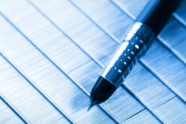 Pen over staples — Stock Photo, Image