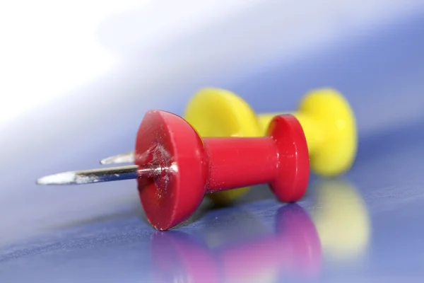 Rode en gele push pins — Stockfoto