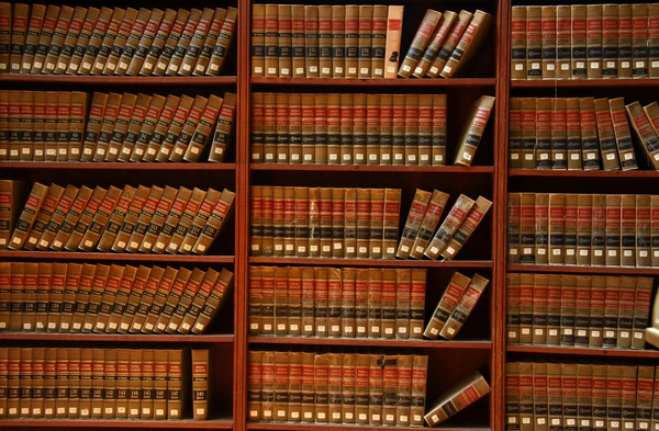 Bibliothèque de livres de droit — Photo