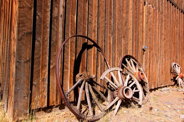 Старые колеса тележки — стоковое фото