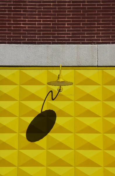 Lampe sur un mur jaune — Photo