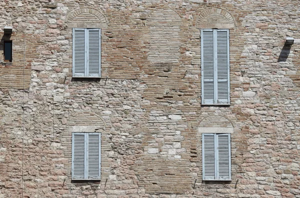 Italiensk stil fönsterluckor — Stockfoto
