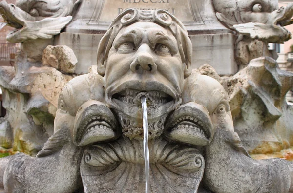 在万神殿，罗马大理石喷泉 — 图库照片