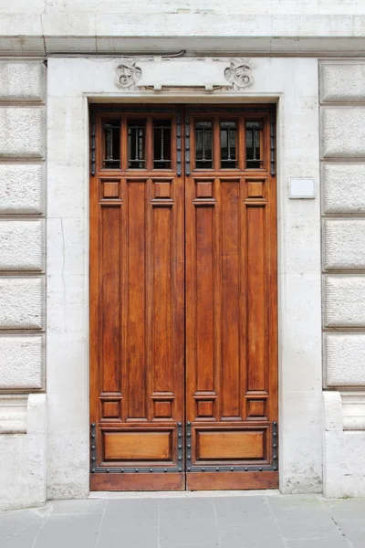 Входная дверь эпохи Возрождения — стоковое фото
