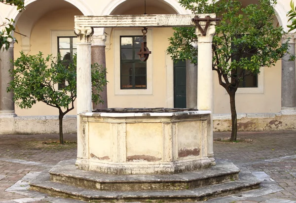 Mittelalterlicher Brunnen — Stockfoto